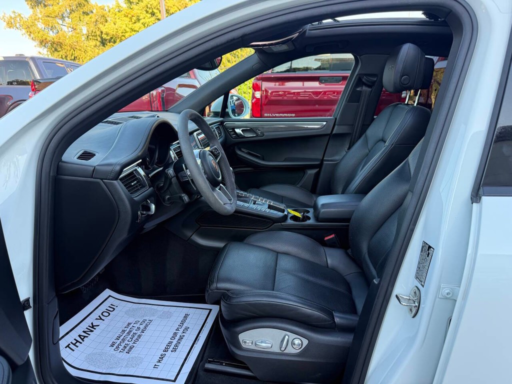 Porsche Macan Vehicle Full-screen Gallery Image 07