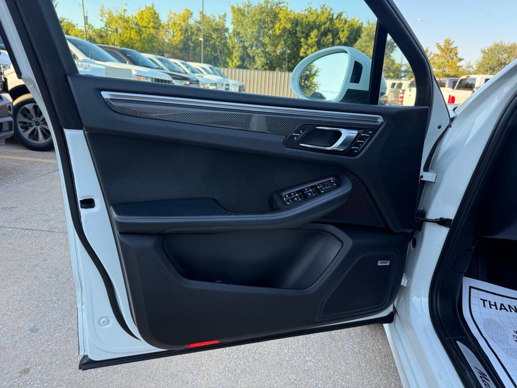 Porsche Macan Vehicle Full-screen Gallery Image 08