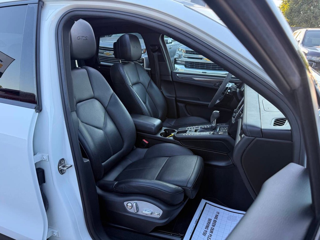 Porsche Macan Vehicle Full-screen Gallery Image 09