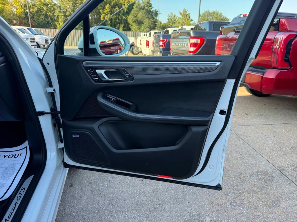 Porsche Macan Vehicle Full-screen Gallery Image 10