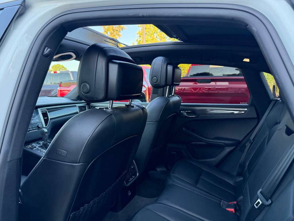 Porsche Macan Vehicle Full-screen Gallery Image 11