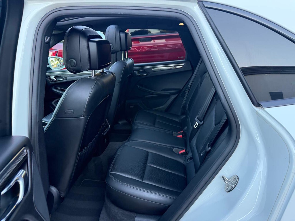 Porsche Macan Vehicle Full-screen Gallery Image 12