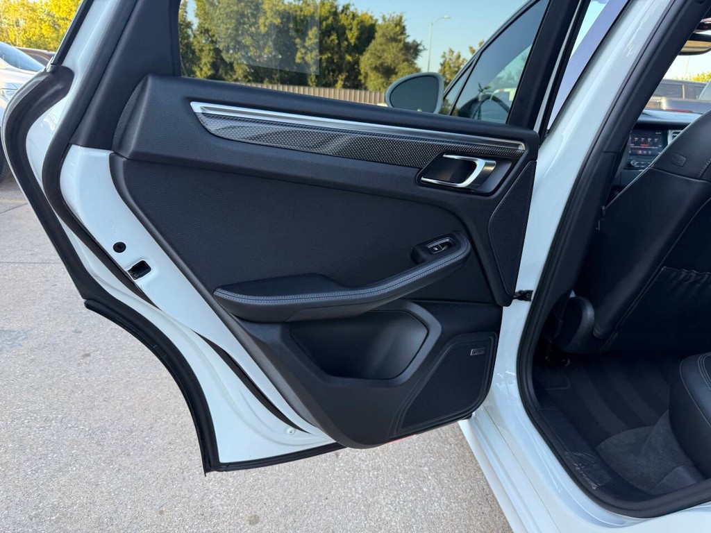 Porsche Macan Vehicle Full-screen Gallery Image 13