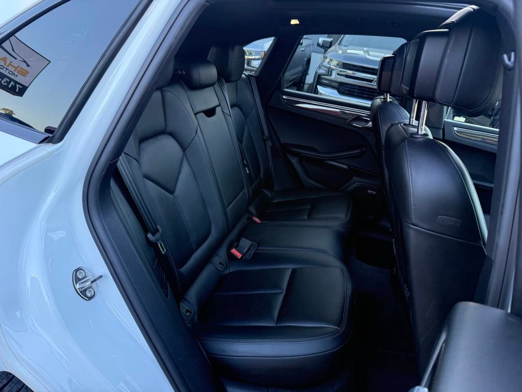 Porsche Macan Vehicle Full-screen Gallery Image 14