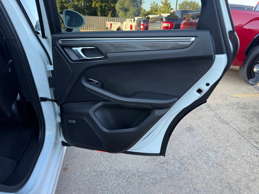 Porsche Macan Vehicle Full-screen Gallery Image 15