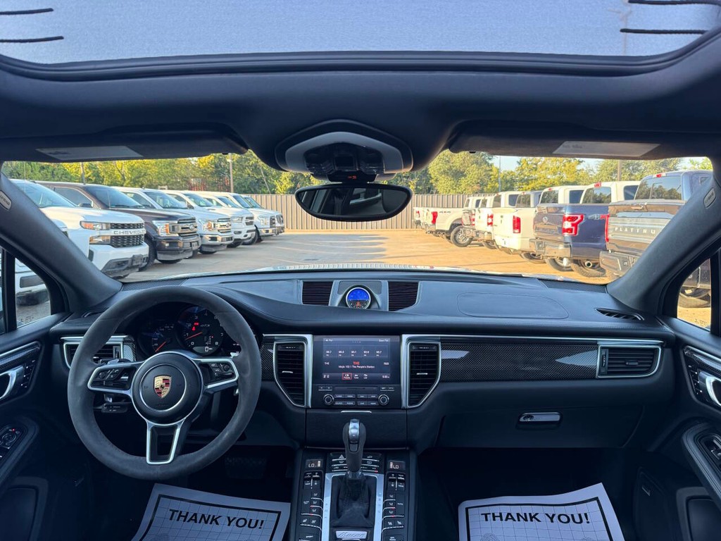 Porsche Macan Vehicle Full-screen Gallery Image 16