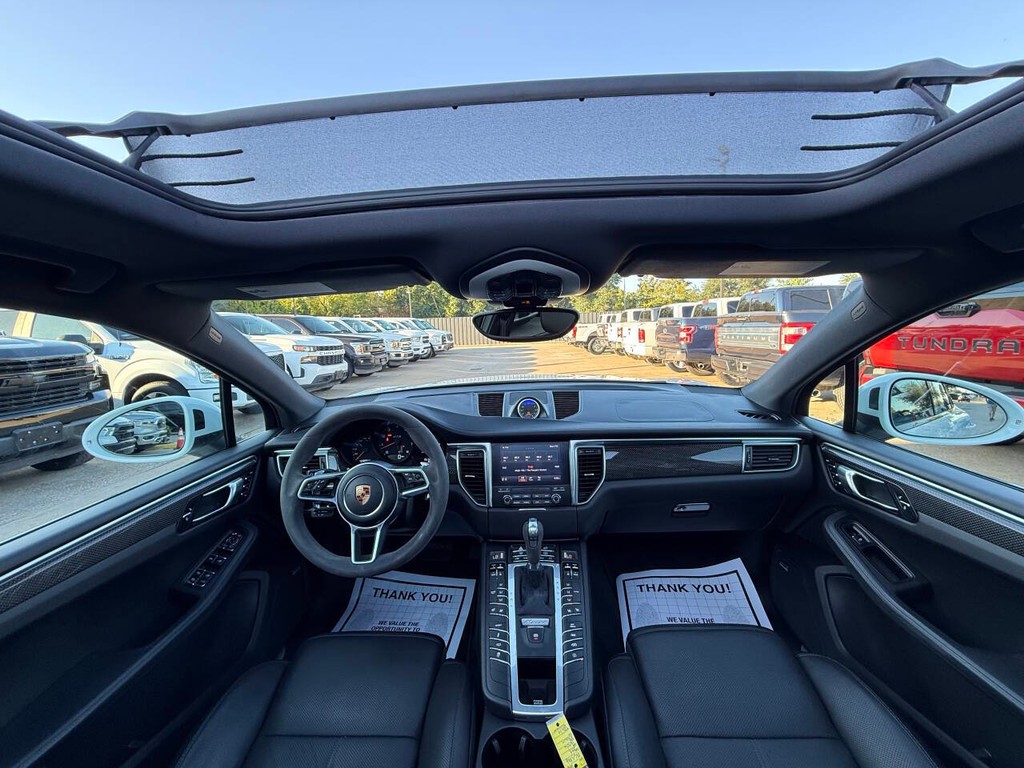 Porsche Macan Vehicle Full-screen Gallery Image 17