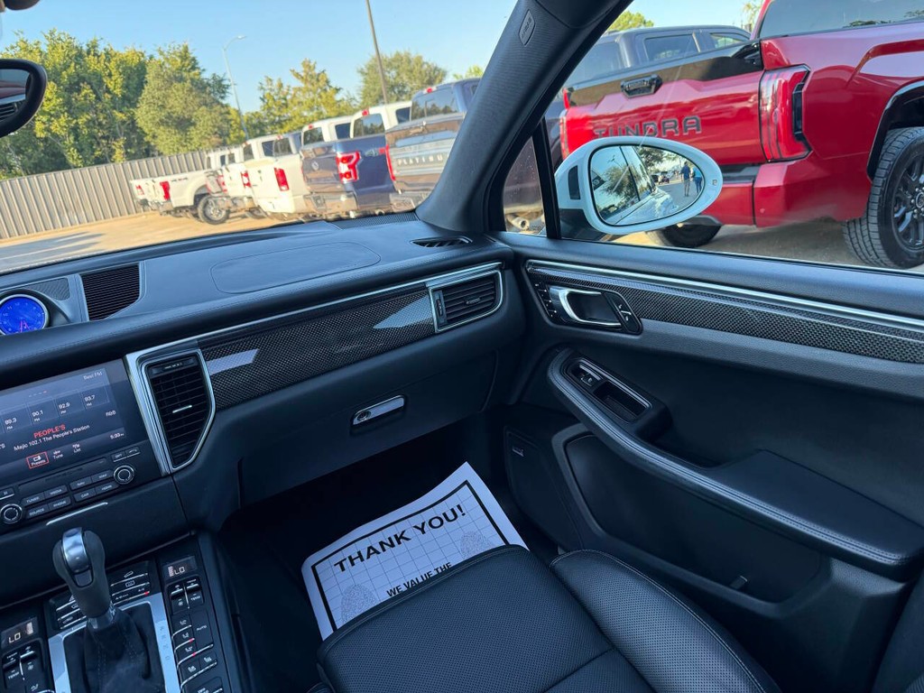 Porsche Macan Vehicle Full-screen Gallery Image 19