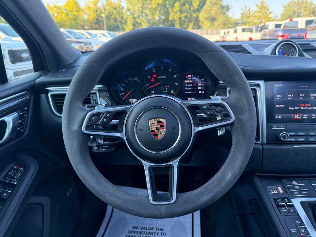 Porsche Macan Vehicle Full-screen Gallery Image 21