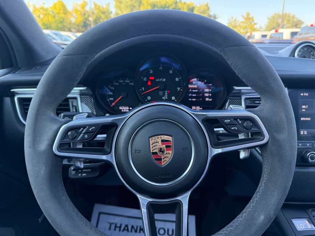 Porsche Macan Vehicle Full-screen Gallery Image 22