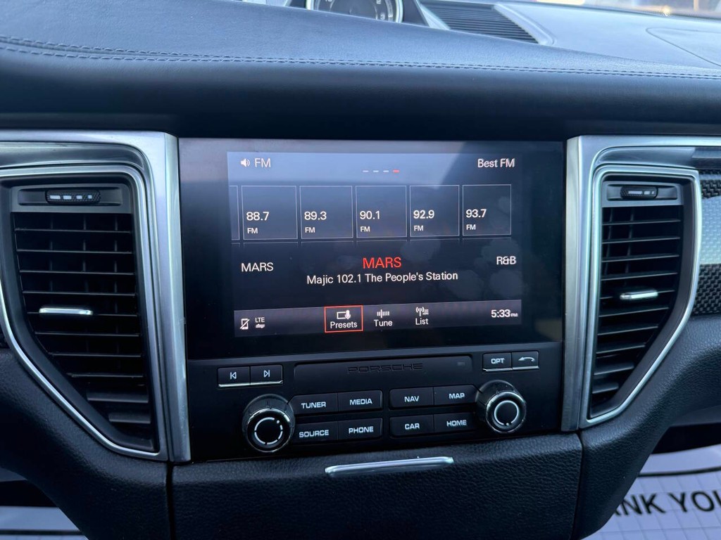 Porsche Macan Vehicle Full-screen Gallery Image 23