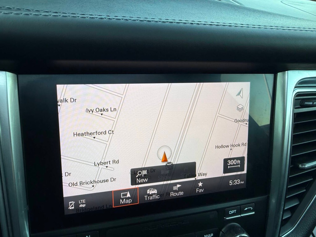 Porsche Macan Vehicle Full-screen Gallery Image 24