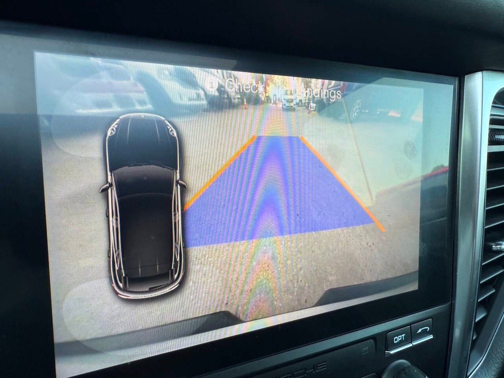 Porsche Macan Vehicle Full-screen Gallery Image 25