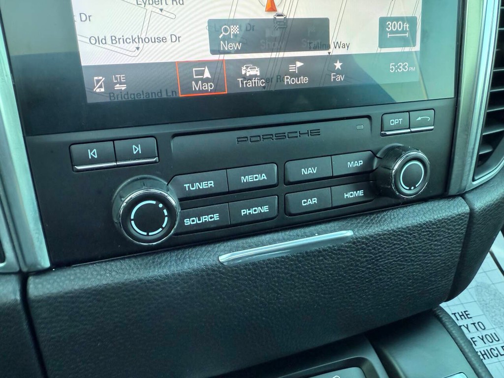 Porsche Macan Vehicle Full-screen Gallery Image 26