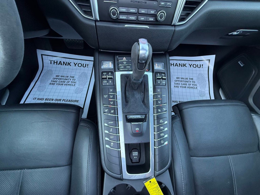 Porsche Macan Vehicle Full-screen Gallery Image 27