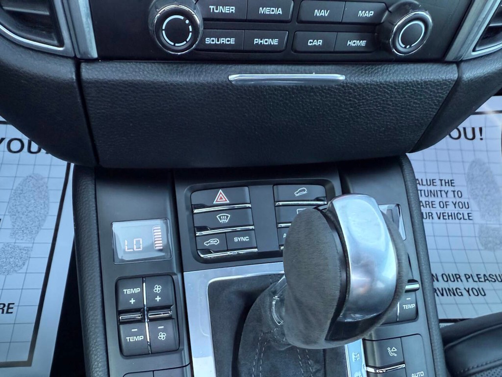 Porsche Macan Vehicle Full-screen Gallery Image 28