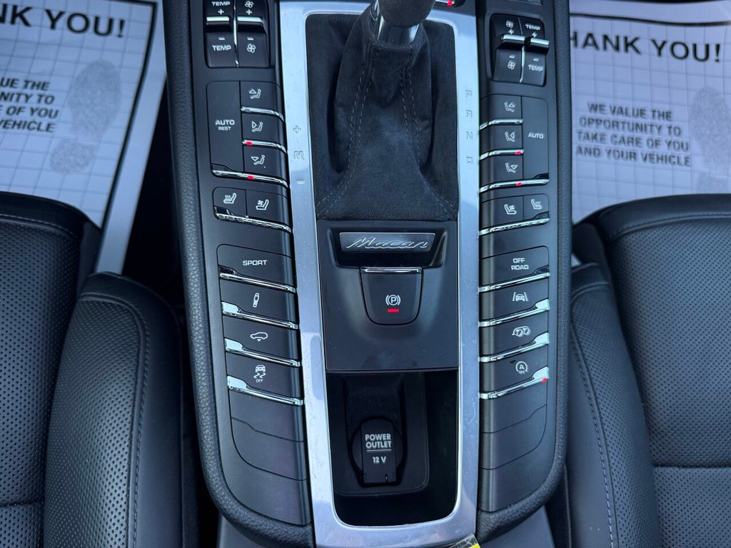 Porsche Macan Vehicle Full-screen Gallery Image 29