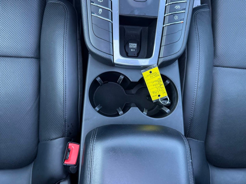 Porsche Macan Vehicle Full-screen Gallery Image 30