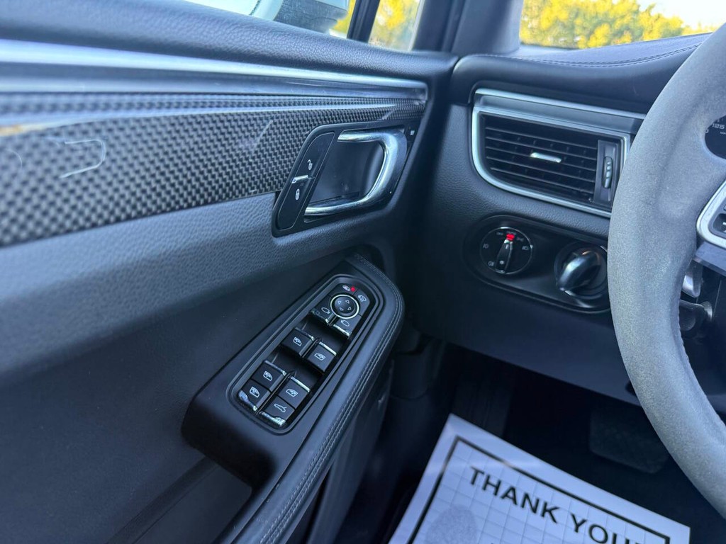 Porsche Macan Vehicle Full-screen Gallery Image 31