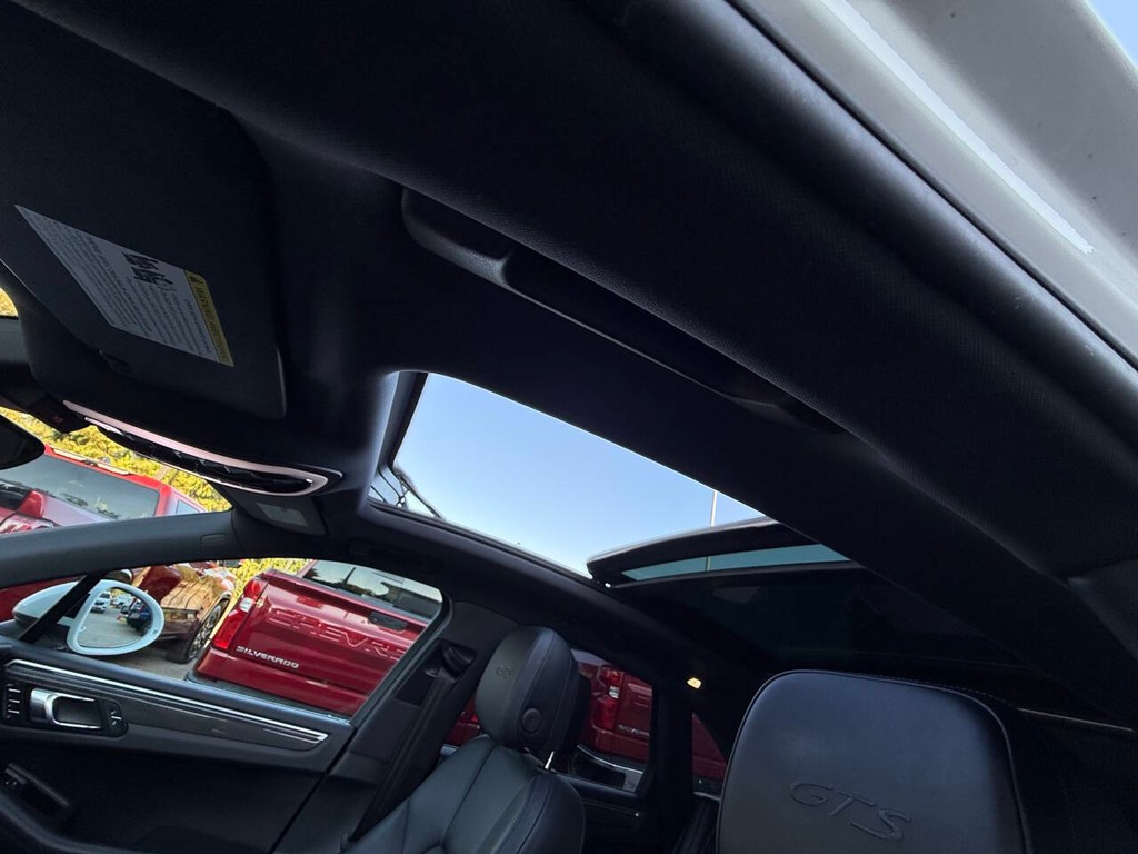 Porsche Macan Vehicle Full-screen Gallery Image 32