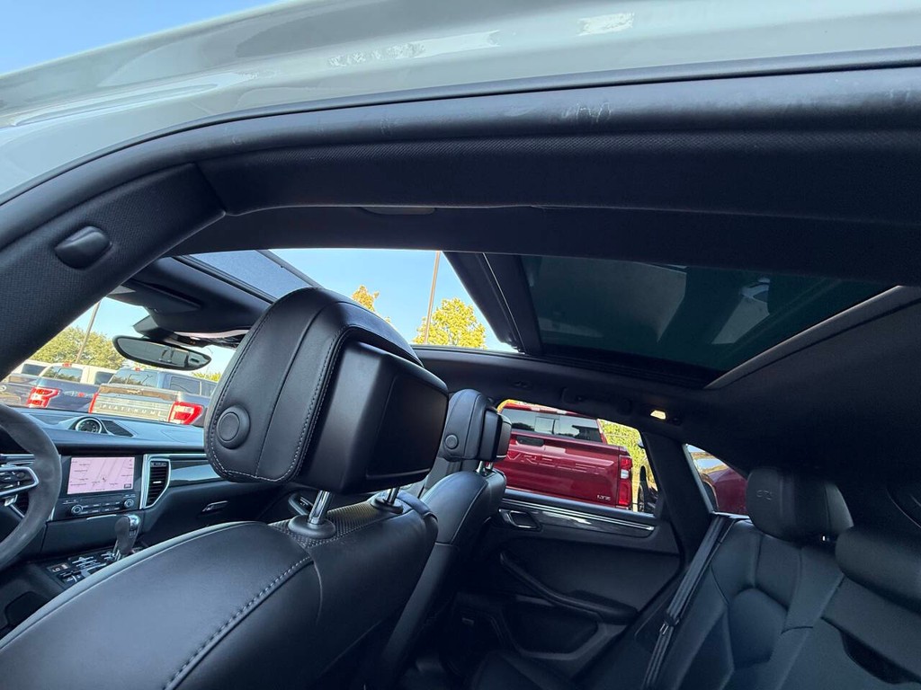 Porsche Macan Vehicle Full-screen Gallery Image 33