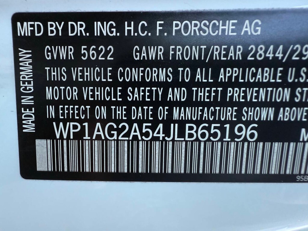 Porsche Macan Vehicle Full-screen Gallery Image 36