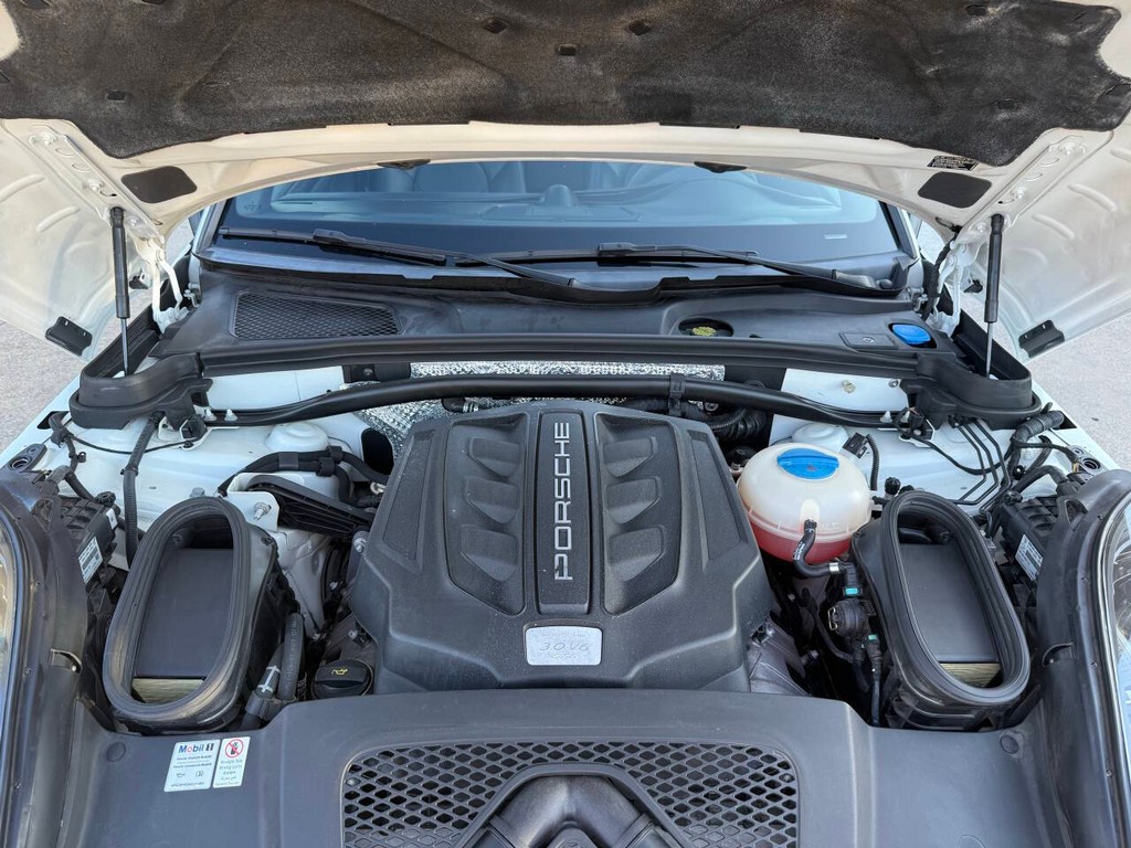 Porsche Macan Vehicle Full-screen Gallery Image 37