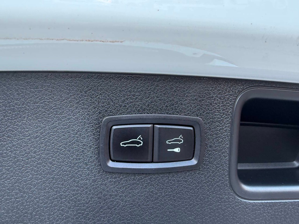 Porsche Macan Vehicle Full-screen Gallery Image 40