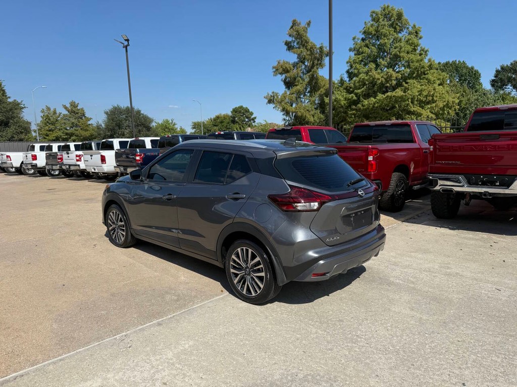 Nissan Kicks Vehicle Full-screen Gallery Image 04