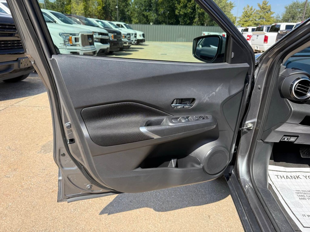 Nissan Kicks Vehicle Full-screen Gallery Image 08