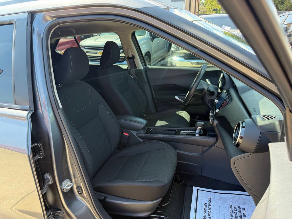 Nissan Kicks Vehicle Full-screen Gallery Image 10