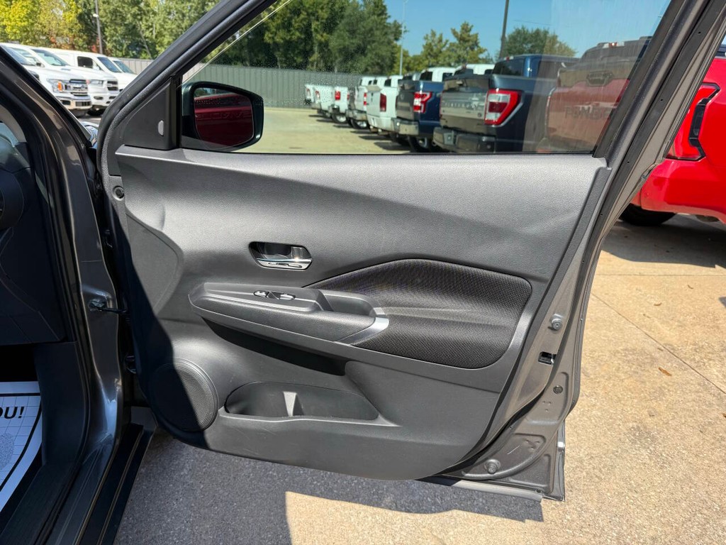 Nissan Kicks Vehicle Full-screen Gallery Image 11