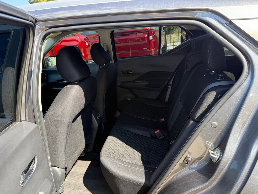 Nissan Kicks Vehicle Full-screen Gallery Image 13