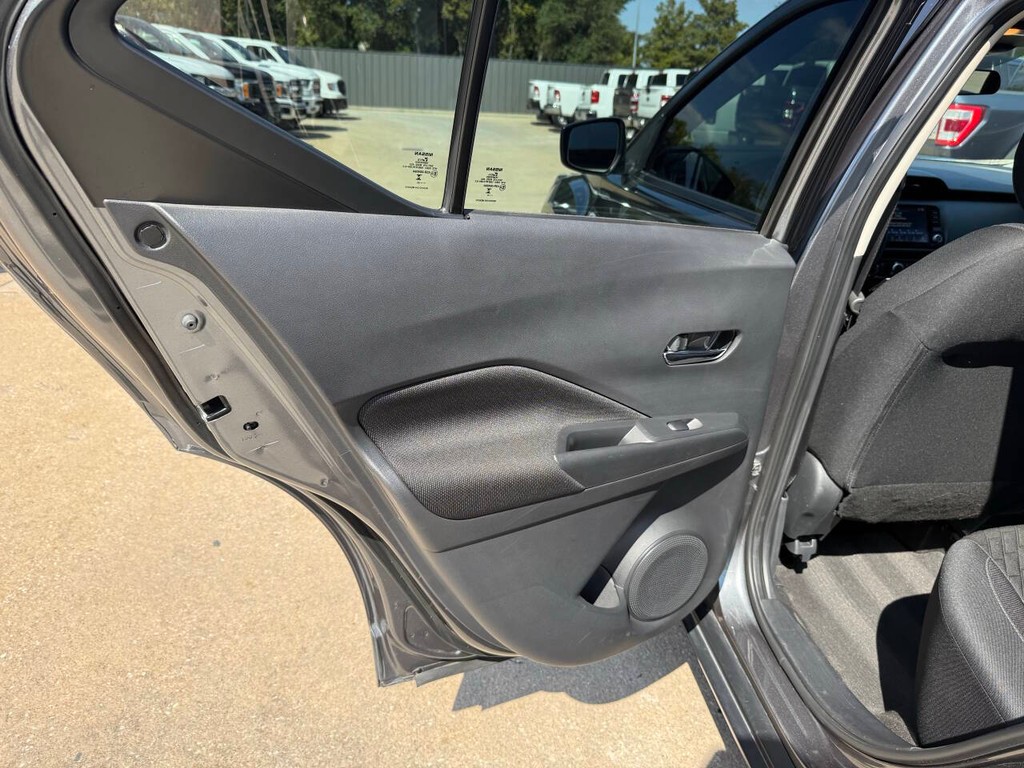 Nissan Kicks Vehicle Full-screen Gallery Image 14