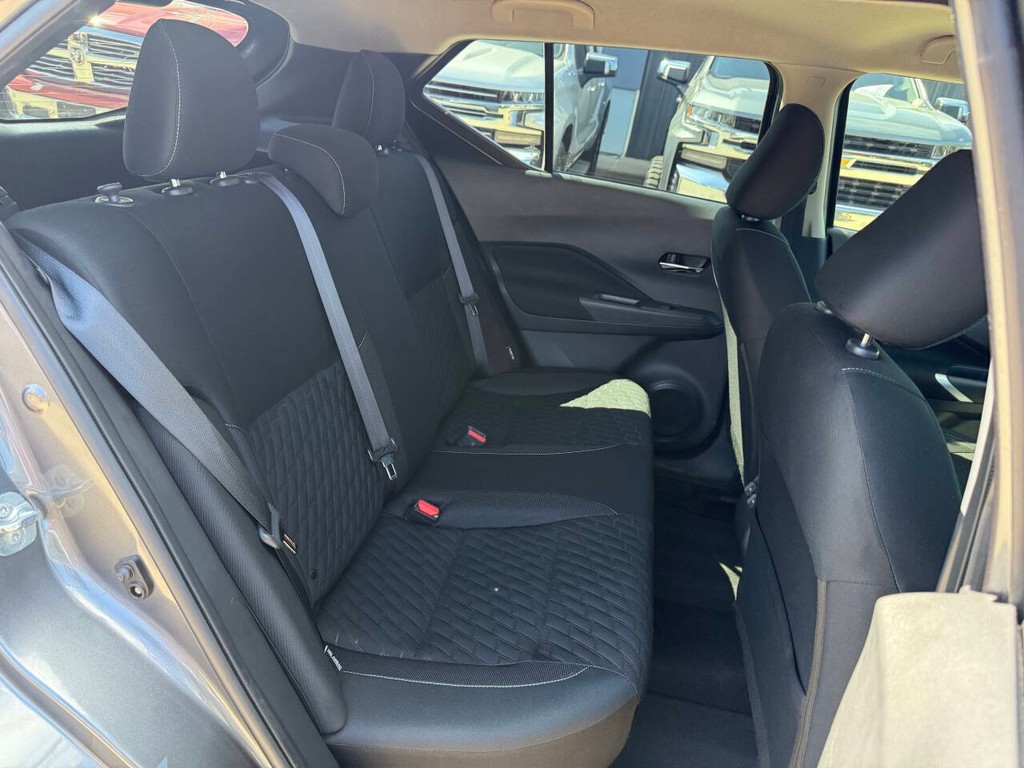 Nissan Kicks Vehicle Full-screen Gallery Image 15