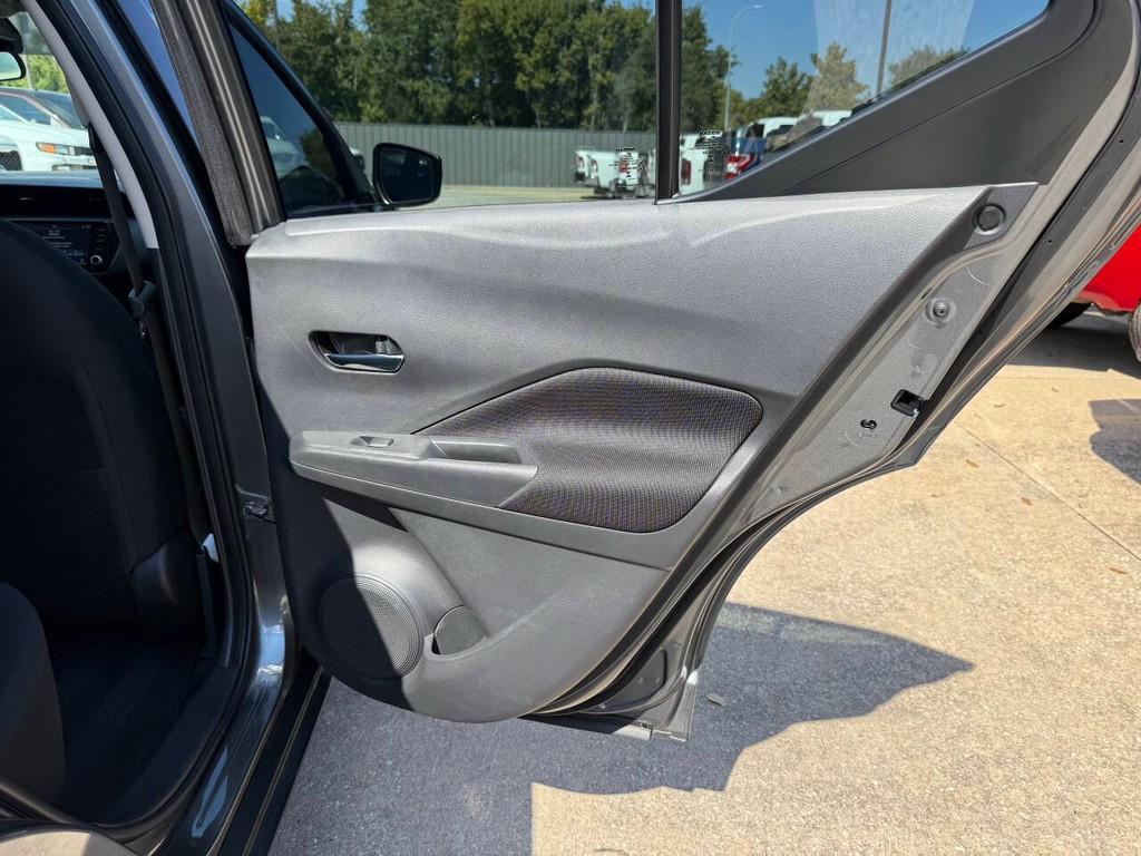 Nissan Kicks Vehicle Full-screen Gallery Image 16