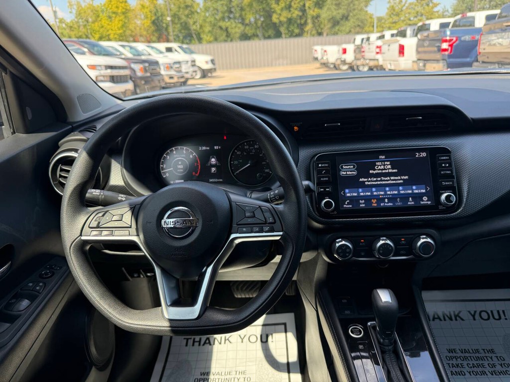 Nissan Kicks Vehicle Full-screen Gallery Image 21