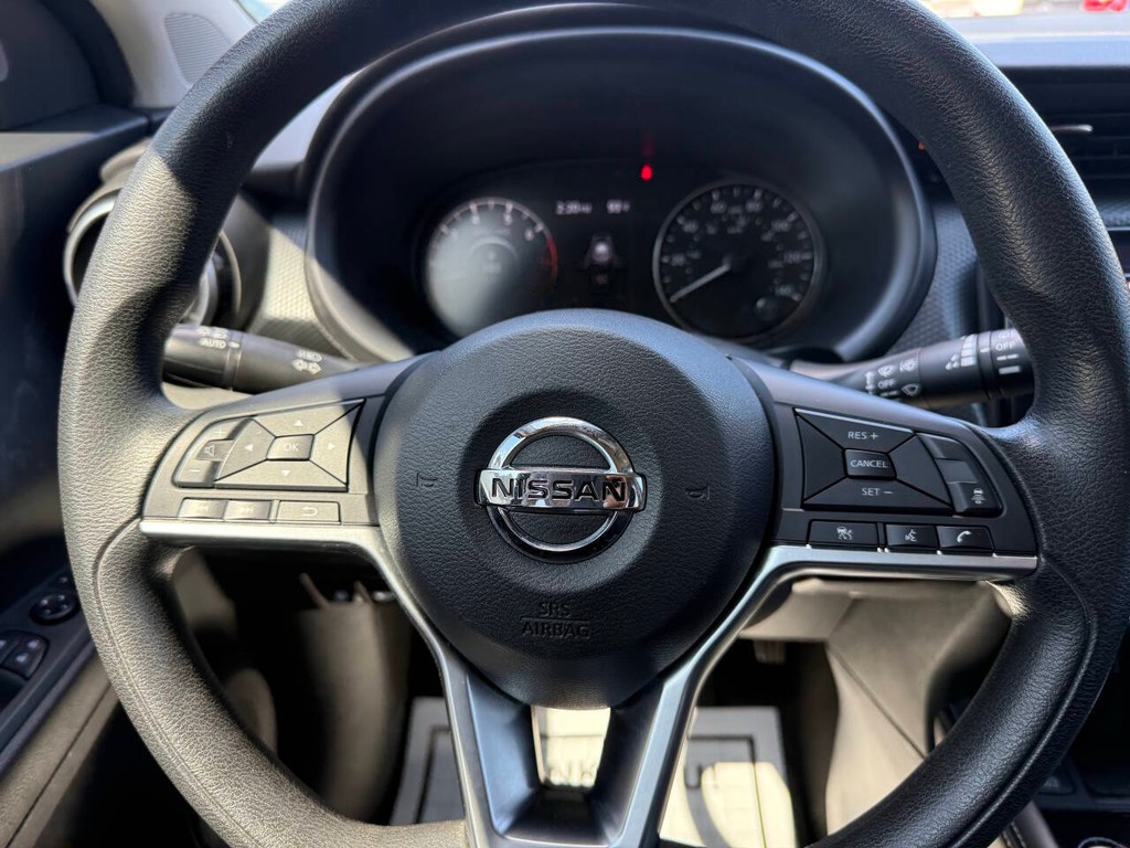 Nissan Kicks Vehicle Full-screen Gallery Image 23