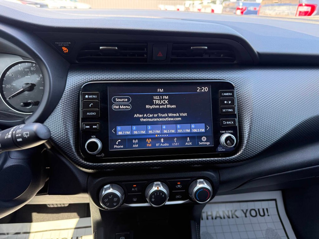 Nissan Kicks Vehicle Full-screen Gallery Image 24