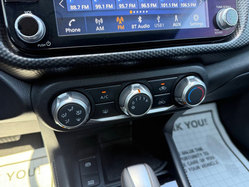 Nissan Kicks Vehicle Full-screen Gallery Image 27