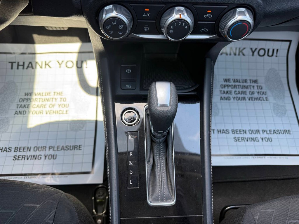 Nissan Kicks Vehicle Full-screen Gallery Image 28