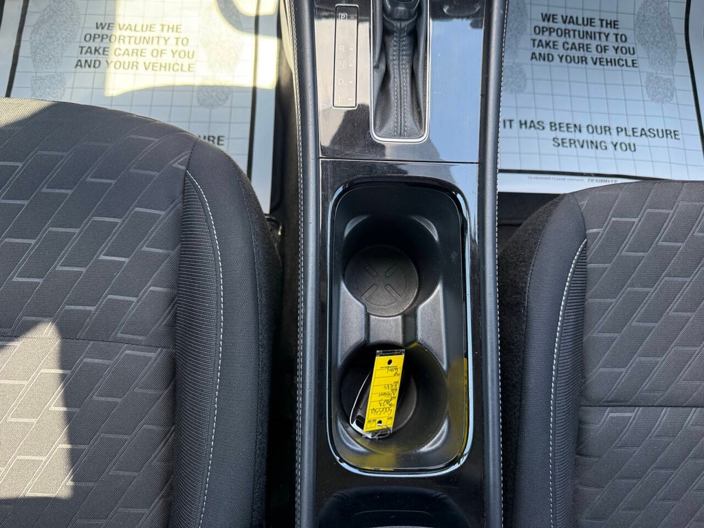 Nissan Kicks Vehicle Full-screen Gallery Image 29