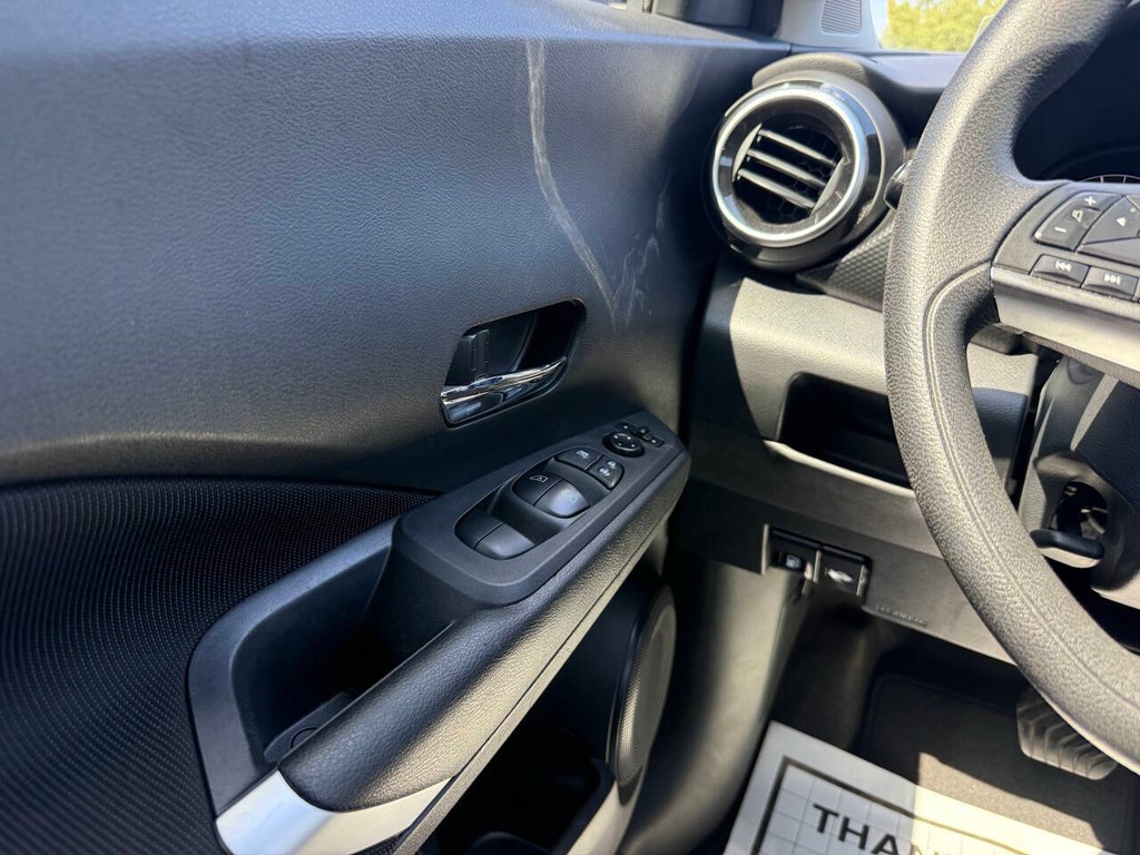 Nissan Kicks Vehicle Full-screen Gallery Image 30