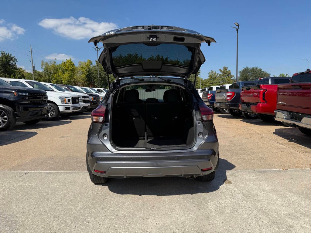 Nissan Kicks Vehicle Full-screen Gallery Image 37