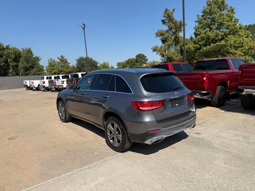 Mercedes-Benz GLC Vehicle Full-screen Gallery Image 04