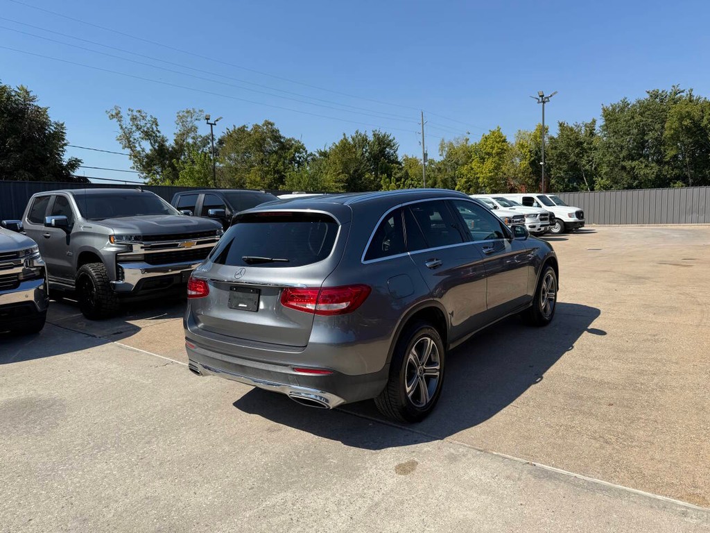 Mercedes-Benz GLC Vehicle Full-screen Gallery Image 05