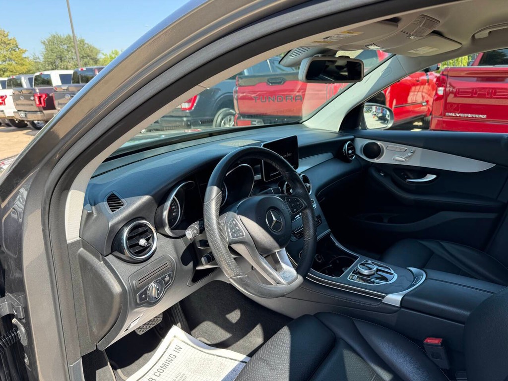 Mercedes-Benz GLC Vehicle Full-screen Gallery Image 06