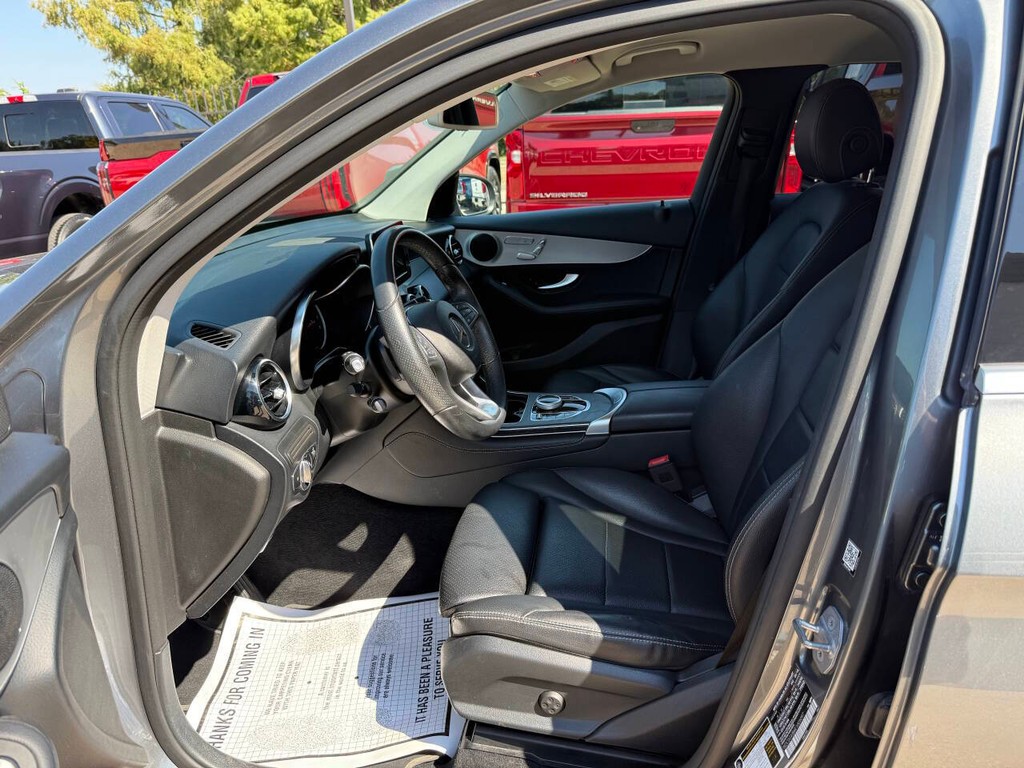 Mercedes-Benz GLC Vehicle Full-screen Gallery Image 07