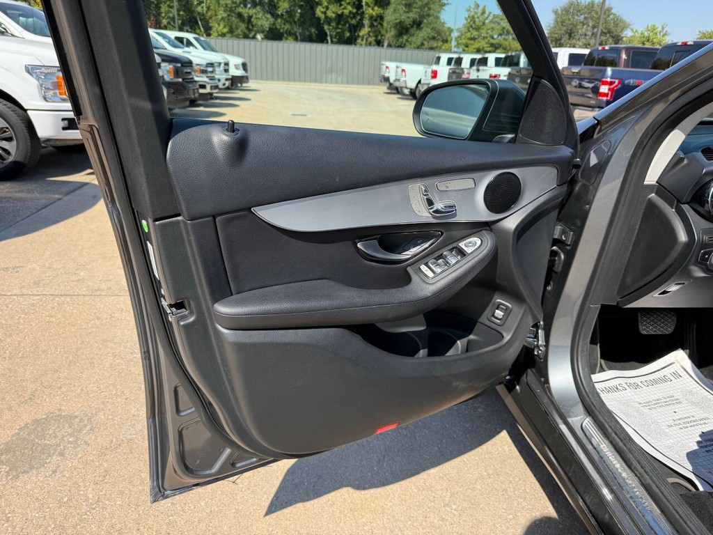 Mercedes-Benz GLC Vehicle Full-screen Gallery Image 08