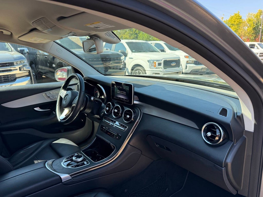 Mercedes-Benz GLC Vehicle Full-screen Gallery Image 09